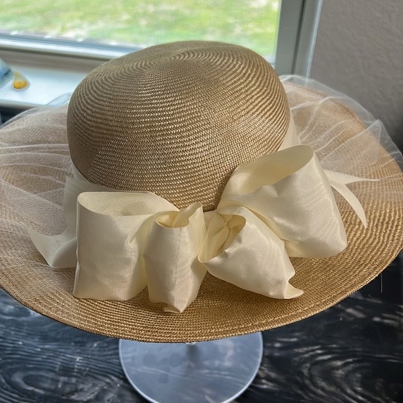 Beige hat with cream bow - Picture 3 of 4